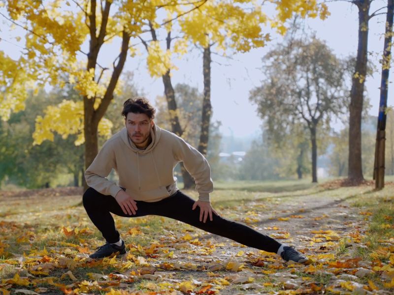 momak se isteže u prirodi